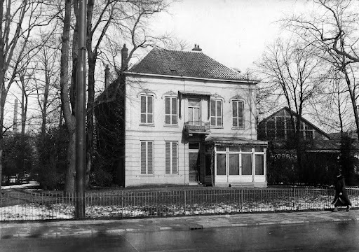 Villa Senderink naast autogarage Moll, 1930. Vanaf de 20e eeuw kwam er steeds meer bedrijvigheid langs de Velperweg. 