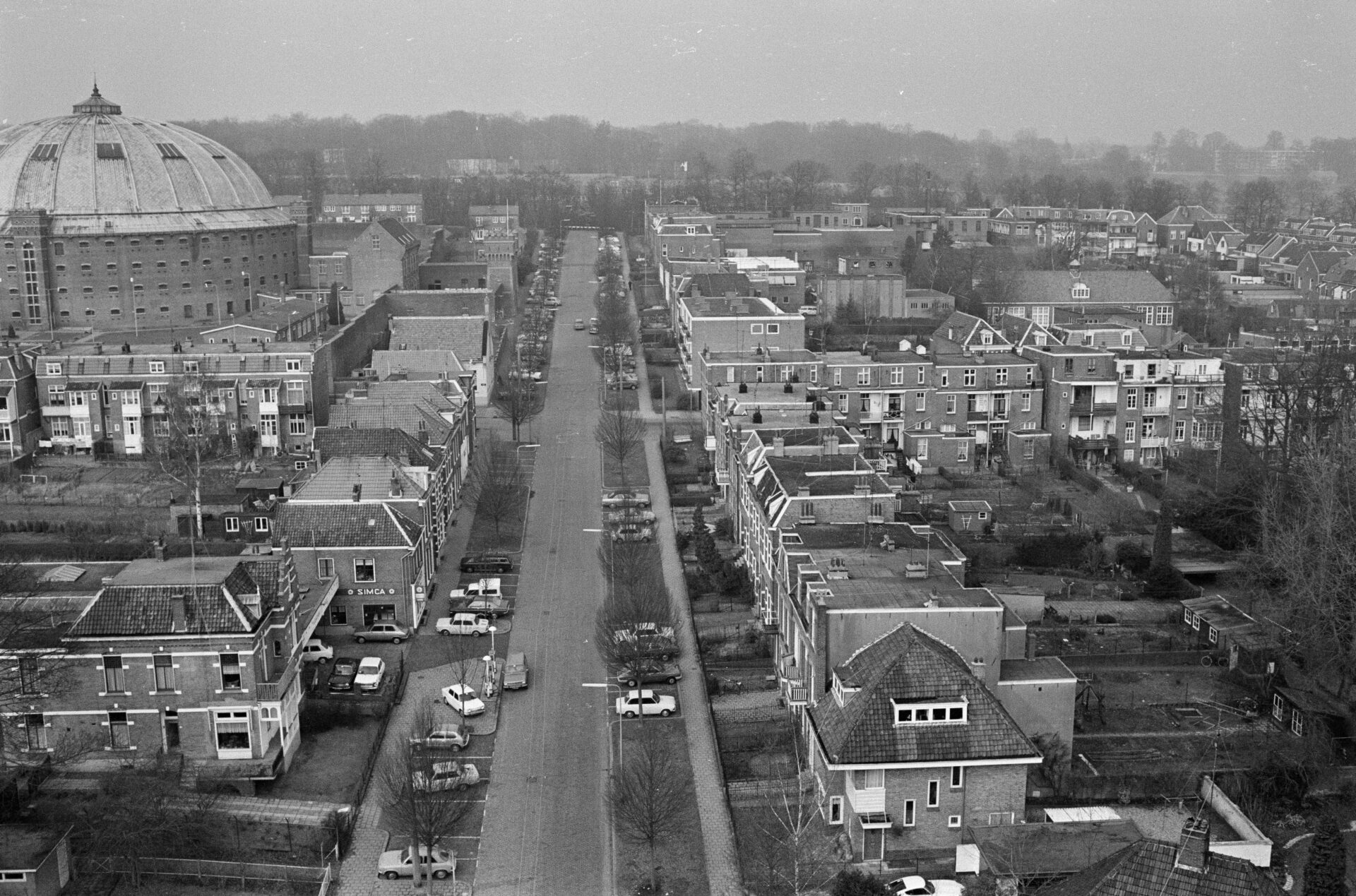 De Koepelgevangenis staat midden in Lombok, tussen de woningen