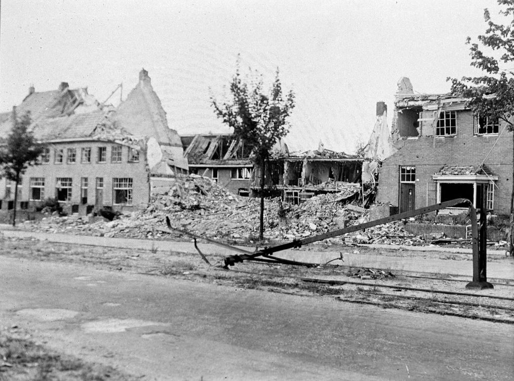Verwoeste huizen aan de Cattepoelseweg, 1945 (Bron: Gelders Archief)